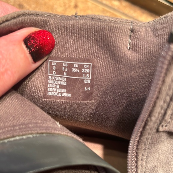 NWOT Clark’s Wedge Gray Suede Booties - Picture 8 of 8